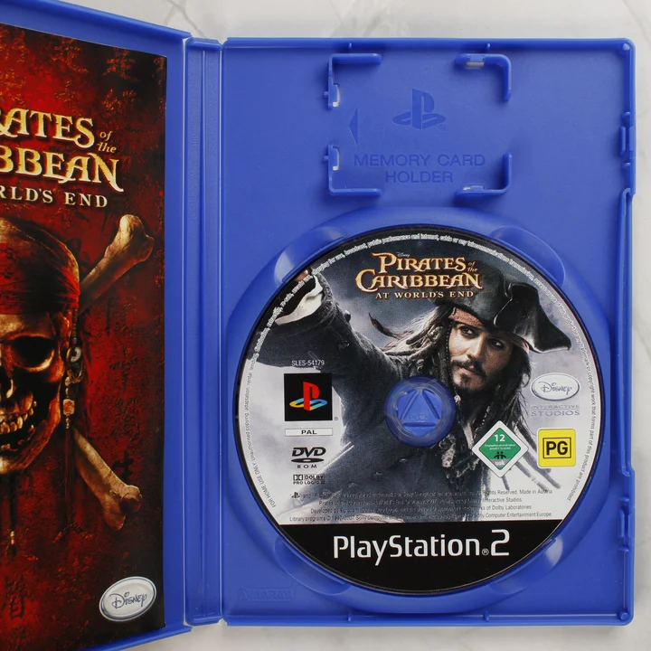Pirates of the Caribbean PS2 belső A nyitott PS2 tok a lemezzel és a kézikönyvvel