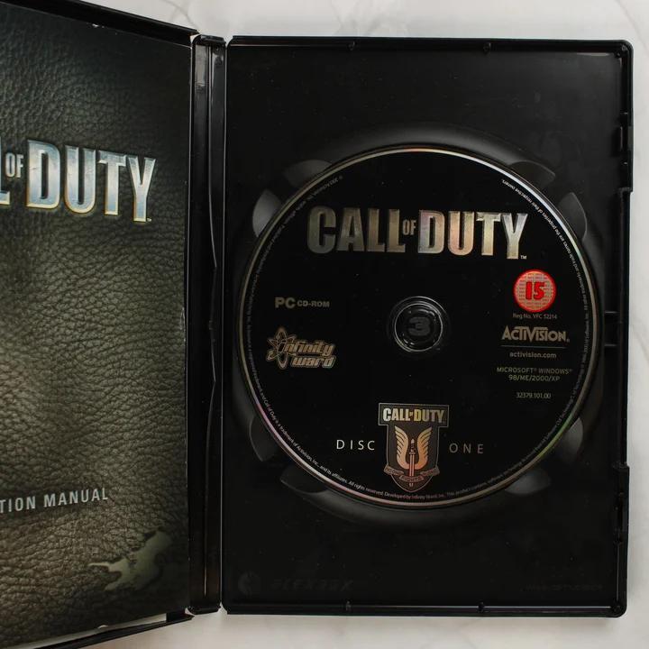 Call of Duty PC belső Call of Duty PC játék nyitott tokja a lemezzel