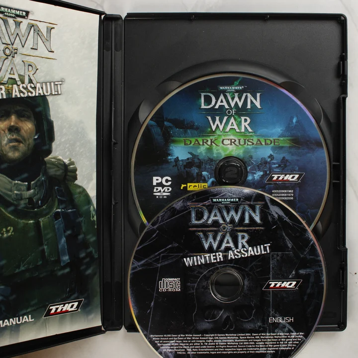 Warhammer 40,000 Winter Assault belső tartalom Warhammer 40,000 Dawn of War Winter Assault nyitott tok lemezekkel és kézikönyvvel
