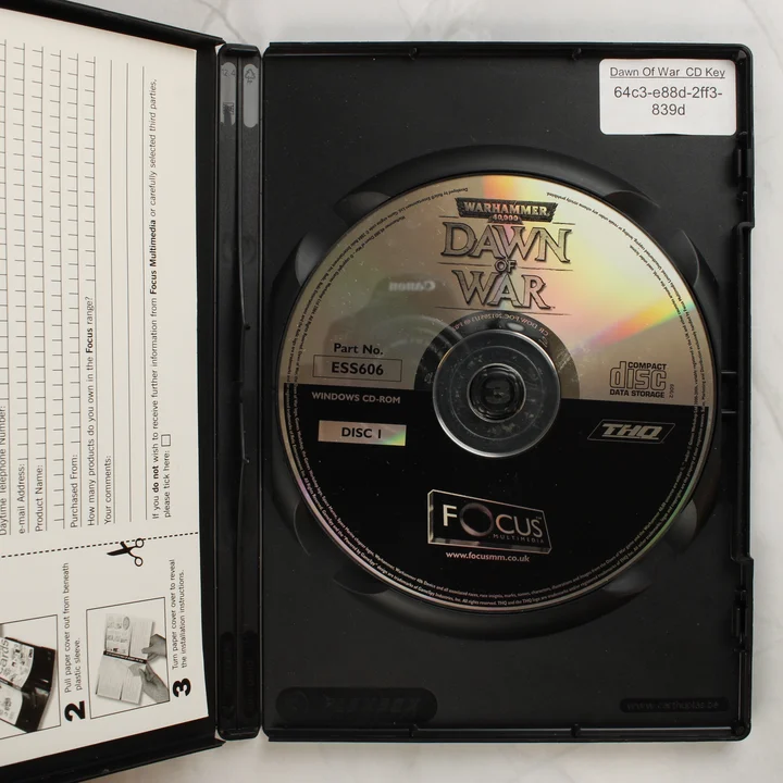 Warhammer 40,000 Dawn of War PC belső Warhammer 40,000 Dawn of War nyitott tok és CD