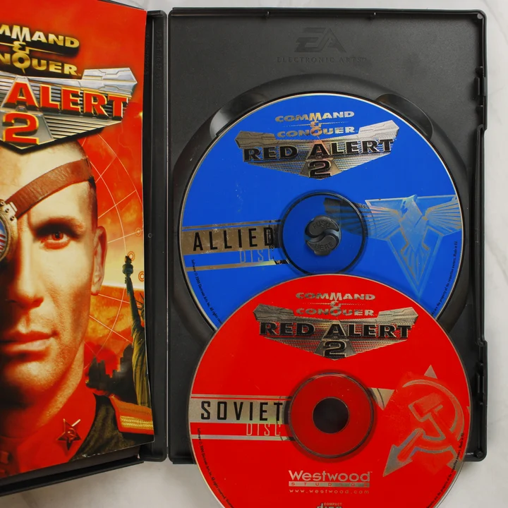 Red Alert 2 lemezek és kézikönyv Command & Conquer Red Alert 2 nyitott tok a lemezekkel és kézikönyvvel
