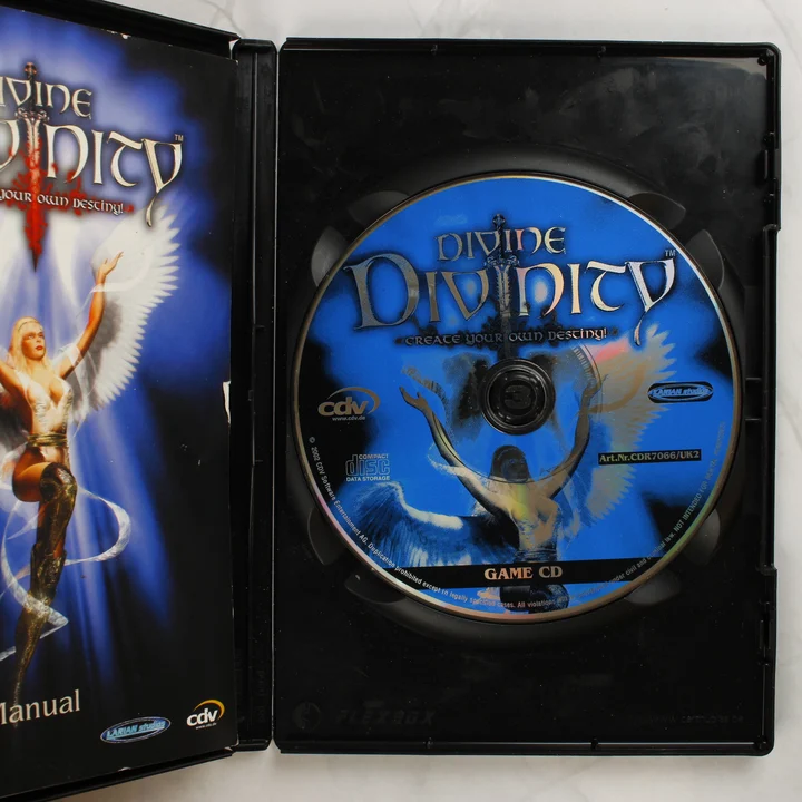 Divine Divinity PC tartalom Divine Divinity nyitott tok lemezzel és kézikönyvvel