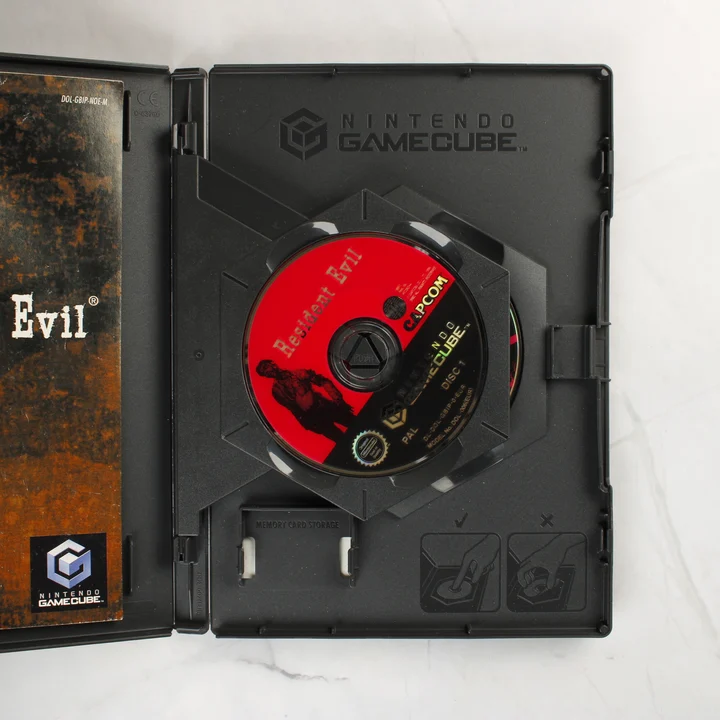 Nyitott GameCube tok az első lemezzel