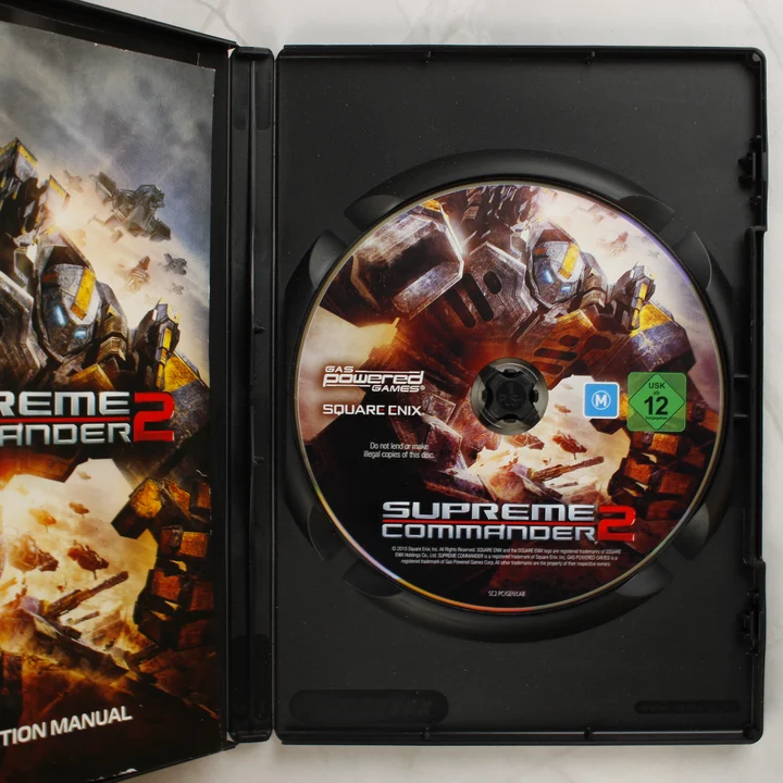 Supreme Commander 2 nyitott tok lemezzel és kézikönyvvel