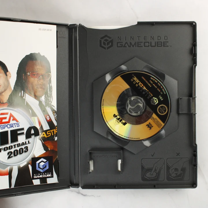 Nyitott FIFA Football 2003 tok lemezzel és útmutatóval