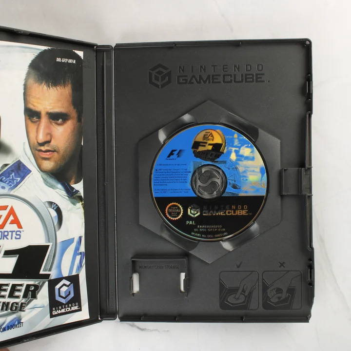 F1 Career Challenge nyitott tok lemezzel és útmutatóval