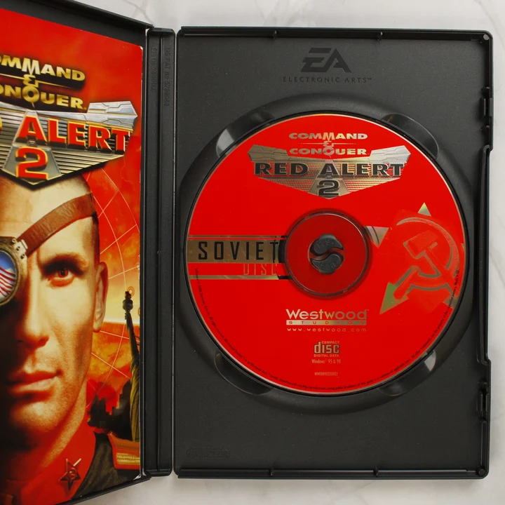 Command & Conquer Red Alert 2 CD és belső Command & Conquer Red Alert 2 nyitott tok és CD
