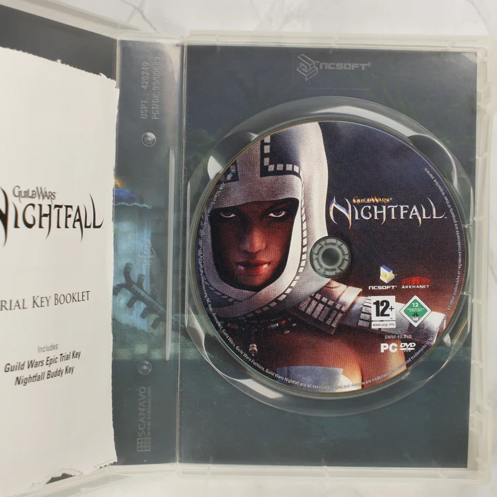 A Guild Wars Nightfall nyitott tokja a lemezzel és a füzettel