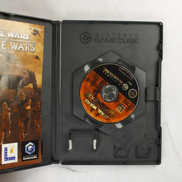 Star Wars: The Clone Wars GameCube belső tartalom Star Wars: The Clone Wars GameCube tok belső része lemezzel és füzettel