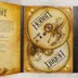 Nyitott DVD tok két illusztrált lemezzel