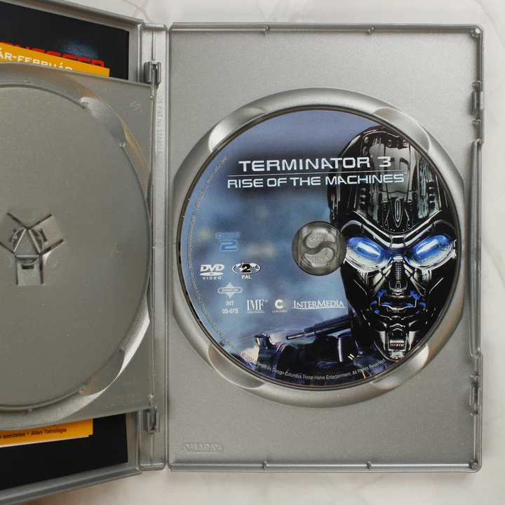 Nyitott DVD tok a második lemezzel