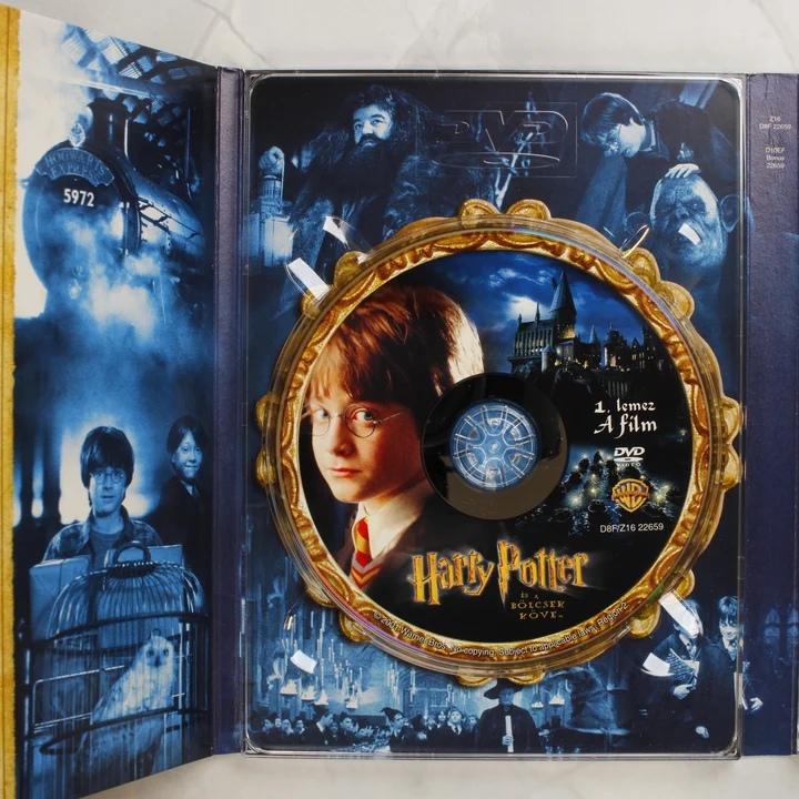 Nyitott DVD tok az első lemezzel