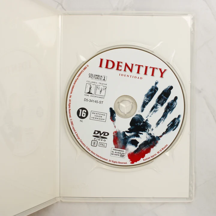 Az Azonosság DVD-lemez a nyitott tokban