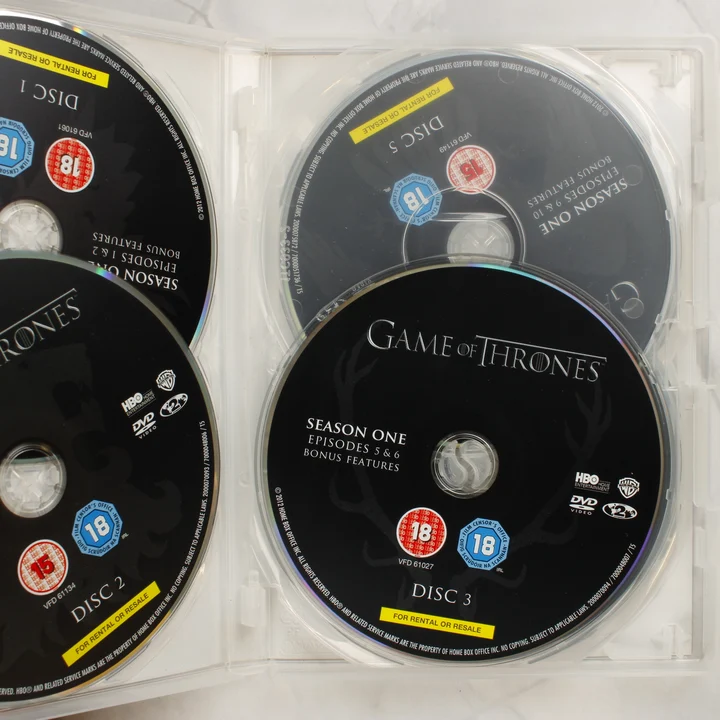 Nyitott DVD tok az első három lemezzel