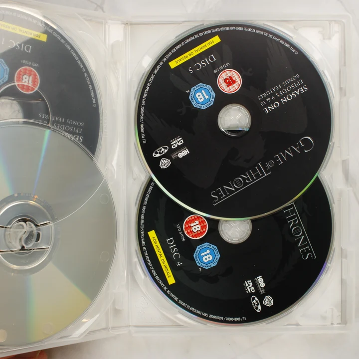 Nyitott DVD tok a negyedik és ötödik lemezzel