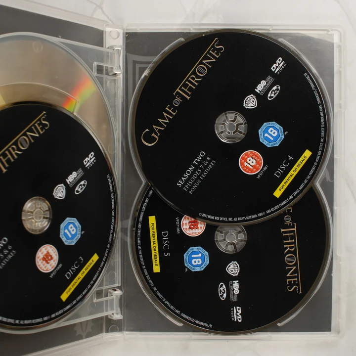 Nyitott DVD tok a lemezekkel