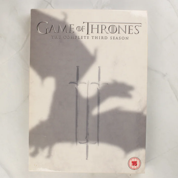 Game of Thrones harmadik évad DVD előlapja sárkány árnyékkal