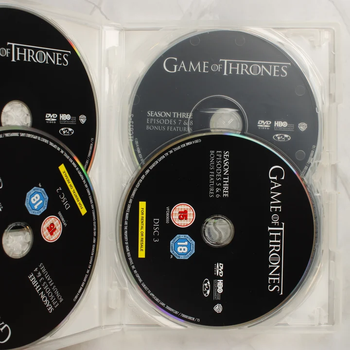 Nyitott DVD tok az első három lemezzel