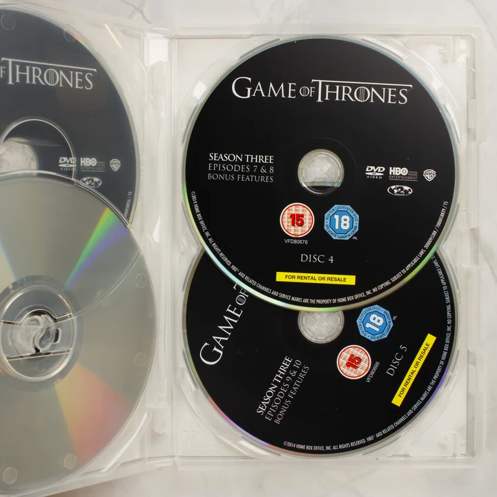 Nyitott DVD tok a negyedik és ötödik lemezzel