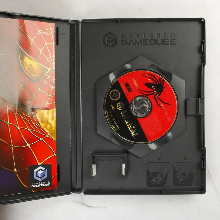 Nyitott Spider-Man 2 GameCube tok a lemezzel és az útmutatóval