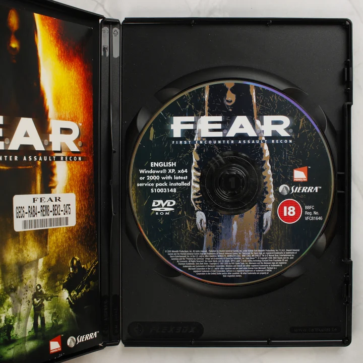 F.E.A.R. PC játék lemez A nyitott DVD-tok a F.E.A.R. játéklemezzel és a belső borítóval.