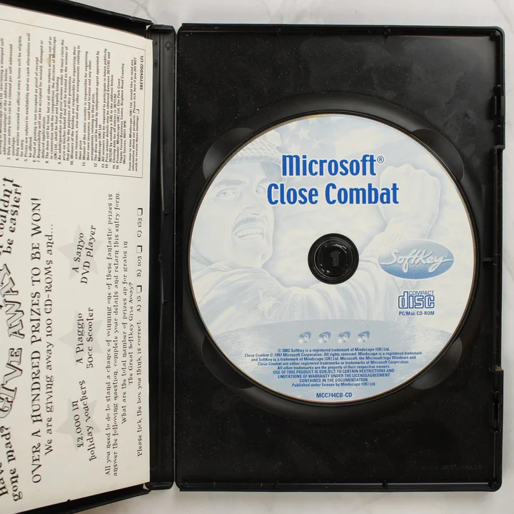 Close Combat A Bridge Too Far lemez és belső A nyitott tok a Close Combat CD-ROM lemezzel és a promóciós szórólappal