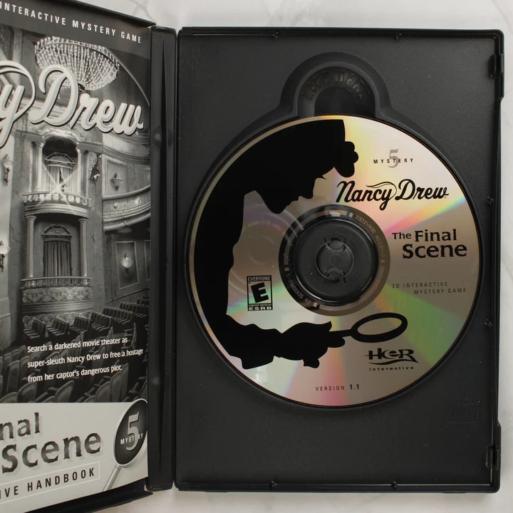 Nancy Drew The Final Scene lemez és belső Nancy Drew: The Final Scene nyitott tok a lemezzel és az útmutatóval