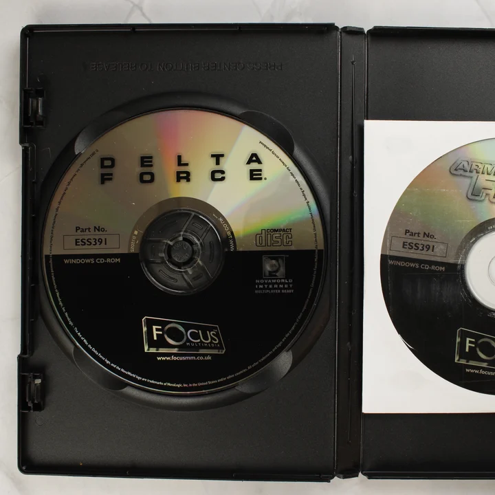 Nyitott tok a Delta Force CD-ROM lemezzel
