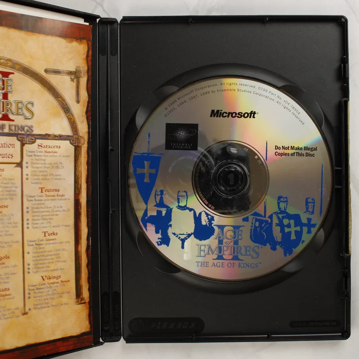 Age of Empires II: The Age of Kings nyitott tok lemezzel és kézikönyvvel