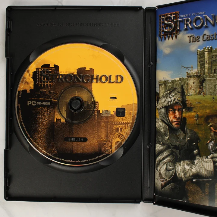 Stronghold PC lemez és kézikönyv Stronghold PC videójáték nyitott tokja a lemezzel és kézikönyvvel