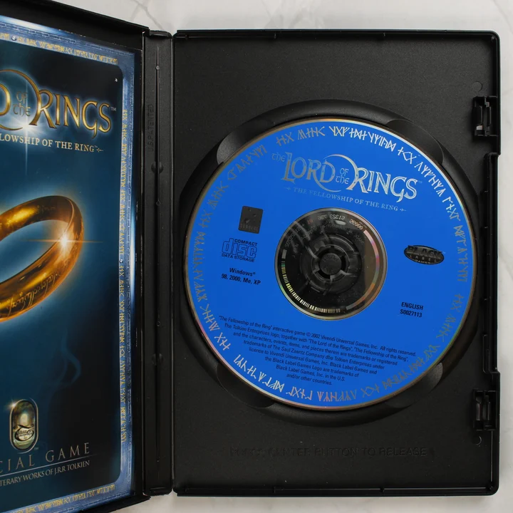 The Lord of the Rings: The Fellowship of the Ring nyitott tok és CD-ROM
