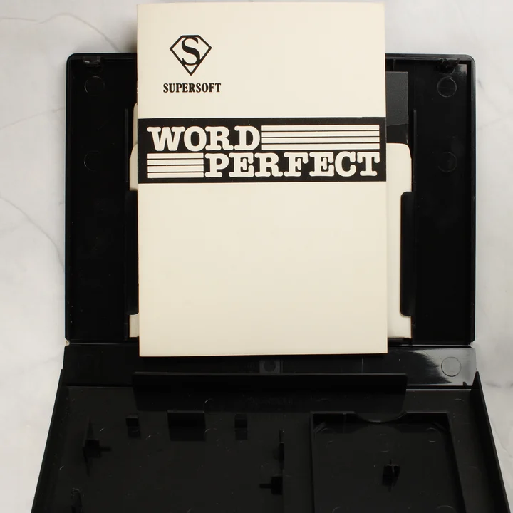 Word Perfect használati útmutató és floppy lemez a tokban