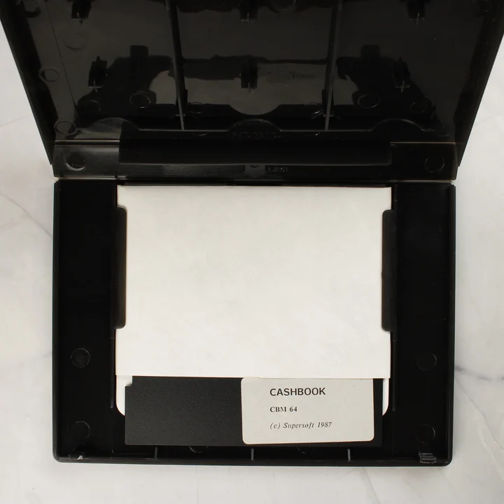 Supersoft Cashbook C64 floppy lemez Nyitott tok a Cashbook floppy lemezzel