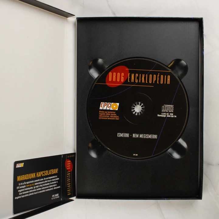 A nyitott Drog Enciklopédia doboz a CD-ROM-mal és a regisztrációs kártyával