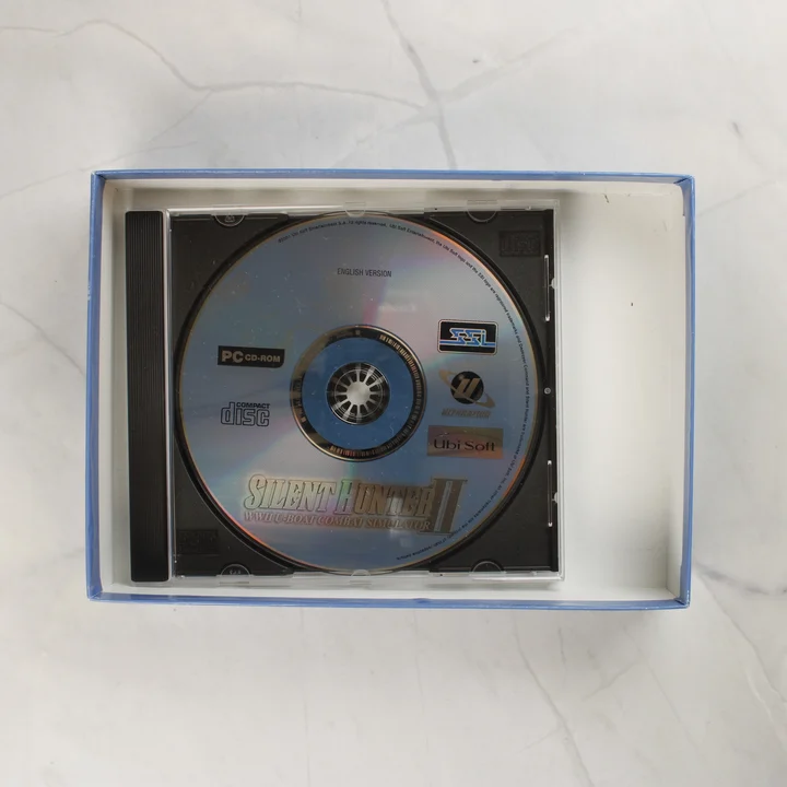 Silent Hunter II CD és belső csomagolás Silent Hunter II CD-ROM a nyitott dobozban
