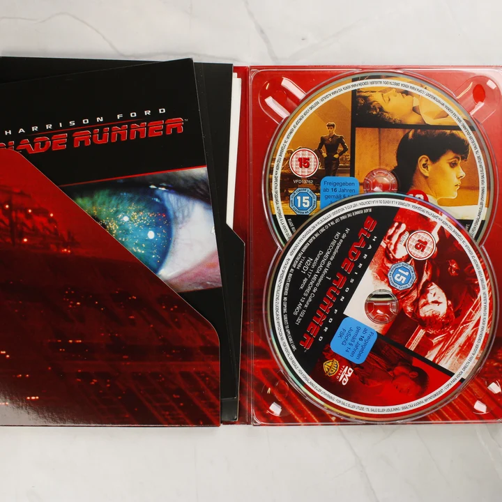 Nyitott DVD tok két lemezzel és a füzet borítójával