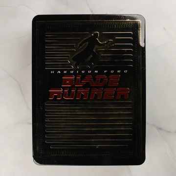 Blade Runner dombornyomott fekete fémdoboz elölnézete