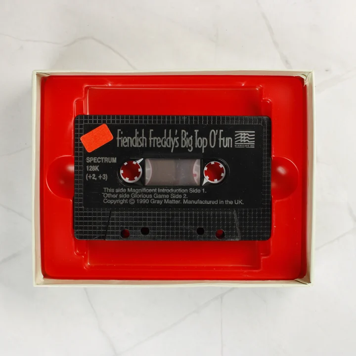 Fiendish Freddy's Big Top O' Fun kazetta a piros tálcában