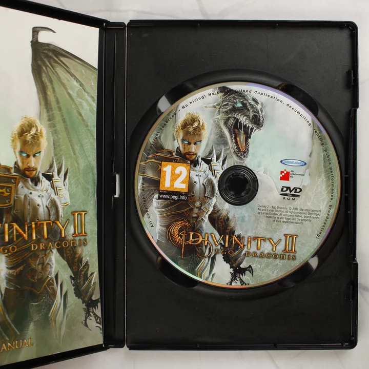 Divinity II: Ego Draconis PC belső tartalom Nyitott Divinity II tok a lemezzel és a kézikönyvvel