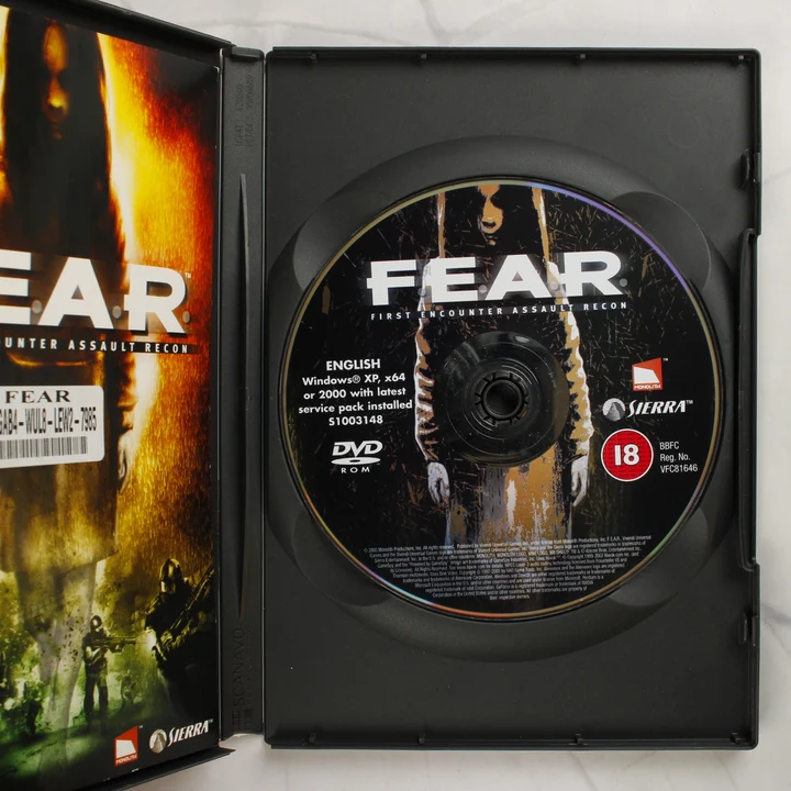 F.E.A.R. nyitott tok lemezzel és kézikönyvvel