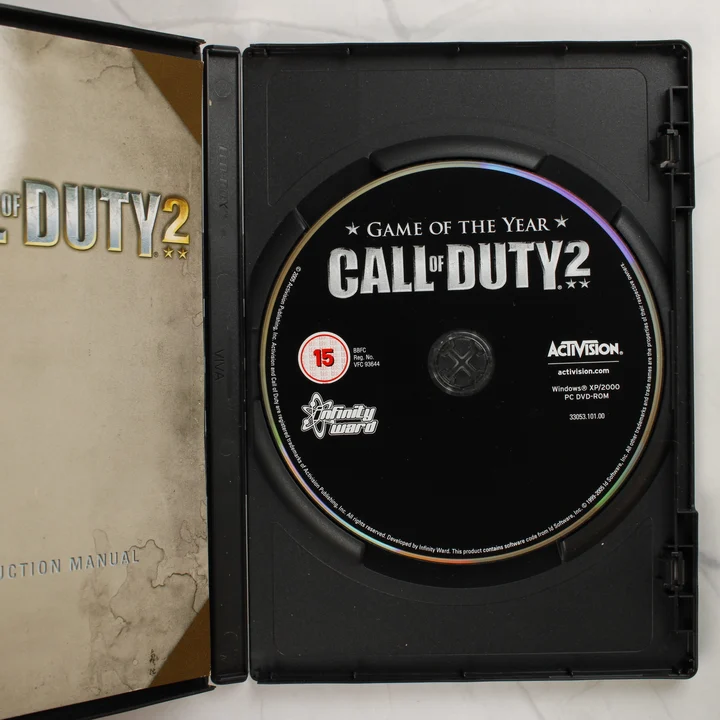 Call of Duty 2 nyitott tok a lemezzel és a kézikönyvvel