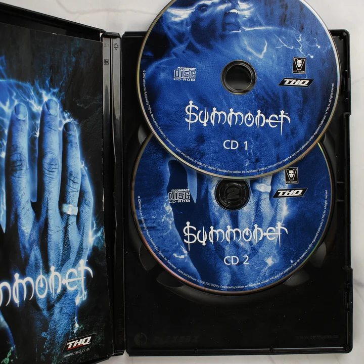 Summoner PC belső tartalom Summoner PC videójáték nyitott tokja a lemezekkel és a kézikönyvvel