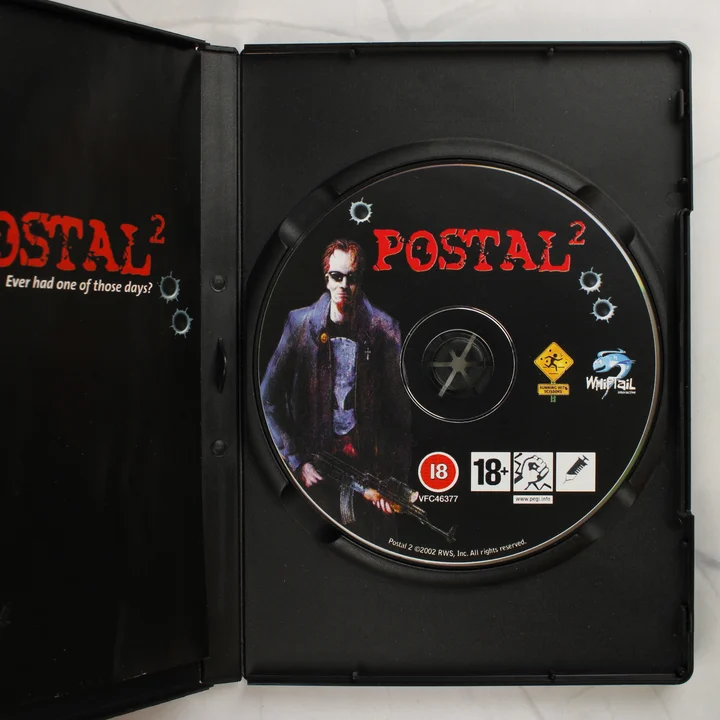 Nyitott tok a Postal 2 CD-ROM lemezzel