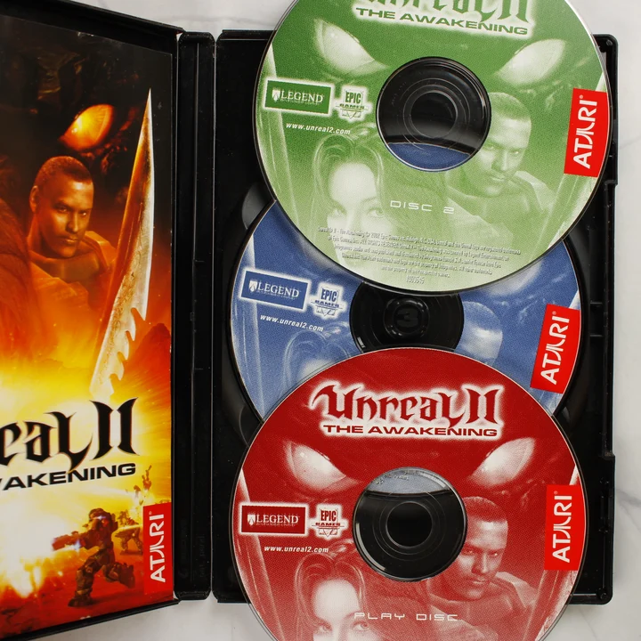 Unreal II The Awakening CD lemezek Unreal II: The Awakening nyitott tok a három lemezzel