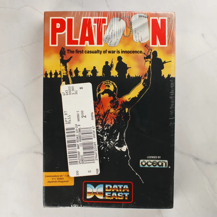 A Platoon videójáték dobozának előlapja Commodore 64-re, rajta egy nagy fehér matricával.
