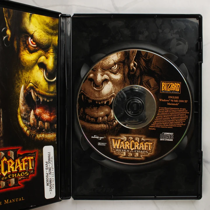Warcraft III Reign of Chaos belső tartalom Nyitott Warcraft III tok a CD-ROM lemezzel és a kézikönyvvel