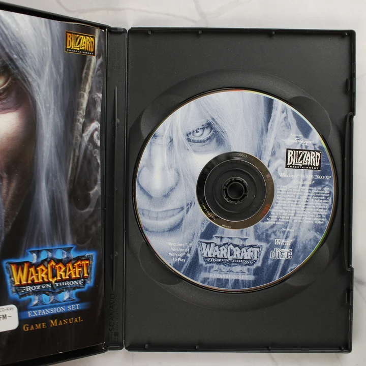Nyitott Warcraft III The Frozen Throne tok a lemezzel és a kézikönyvvel