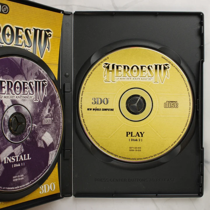 Heroes of Might and Magic IV lemezek Heroes of Might and Magic IV nyitott tok és lemezek