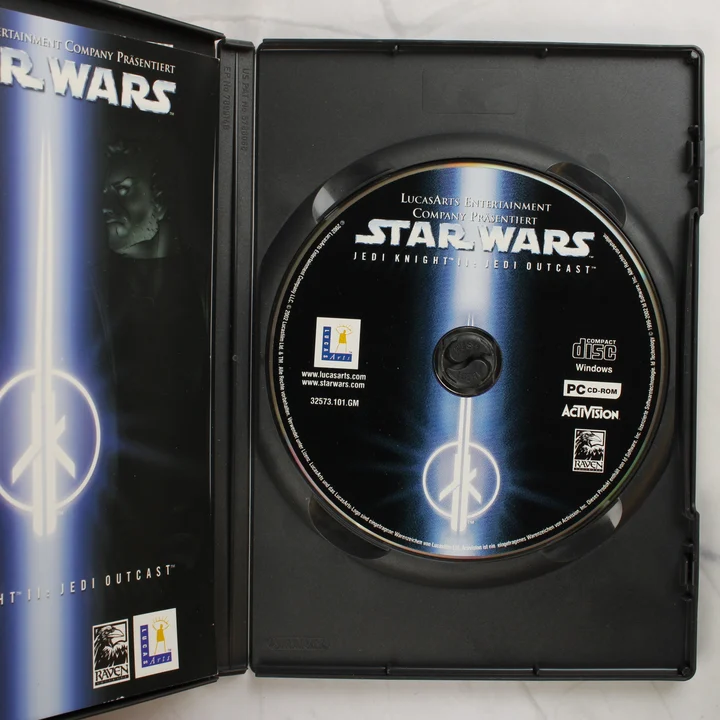 Star Wars Jedi Knight II Jedi Outcast belső tartalom Star Wars Jedi Knight II Jedi Outcast nyitott tok lemezzel és kézikönyvvel