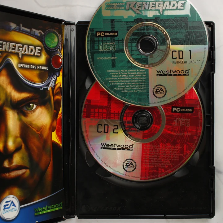 Command & Conquer Renegade PC belső tartalom Command & Conquer Renegade nyitott tok két CD-vel és kézikönyvvel